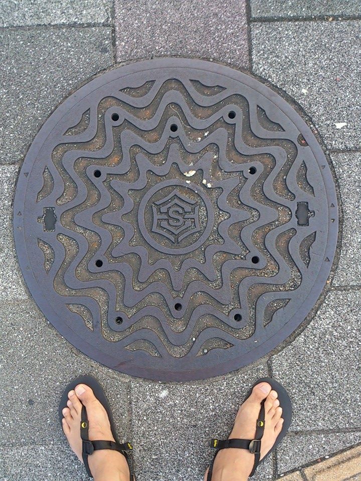 その74 高知市 市章と波？(the city emblem and waves)