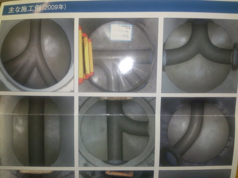 下に土管があってその中をだくだくと汚水が流れているような。迷路の様な地下都市があ